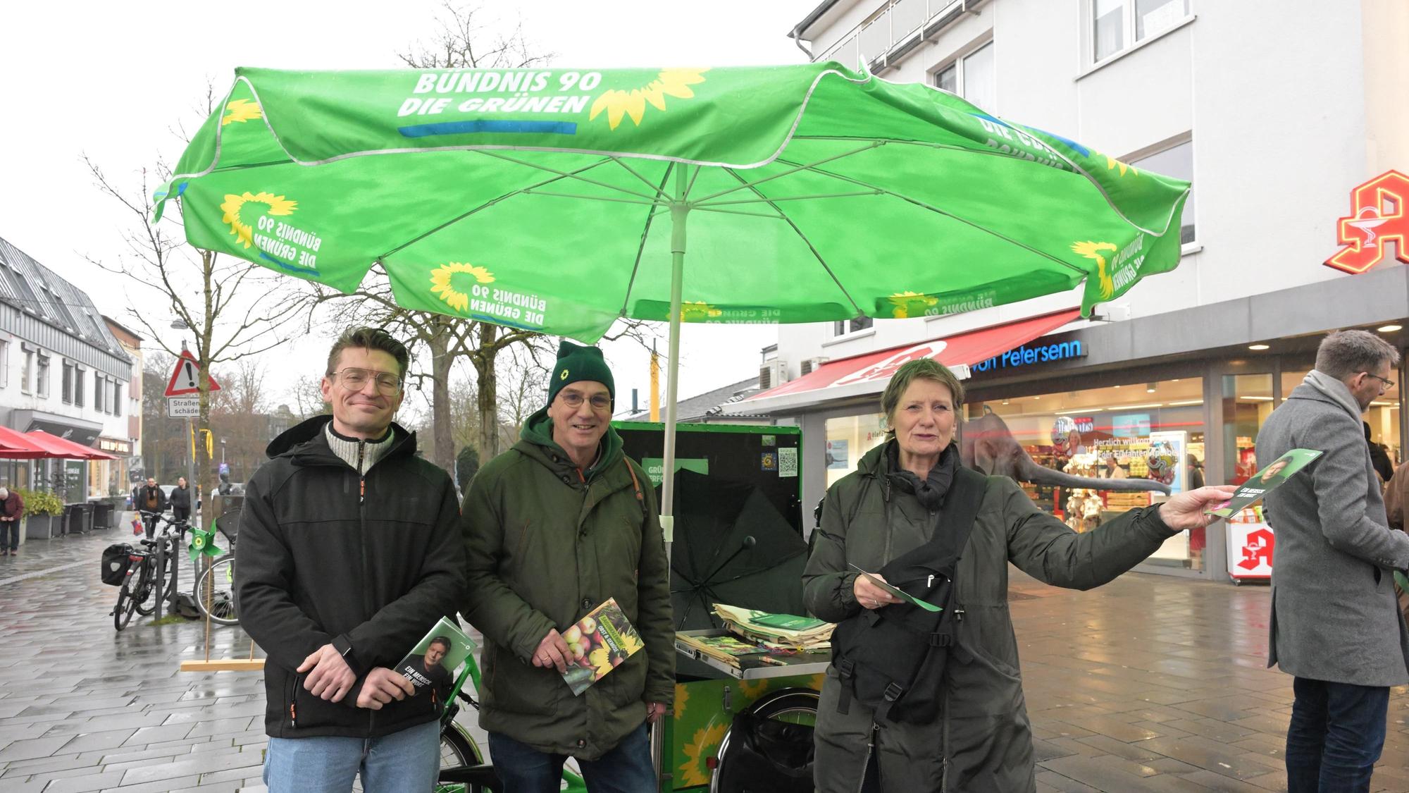 Wahlkampf ist ein hartes Geschäft: Auch bei schlechtem Wetter wird um jede Stimme gekämpft.