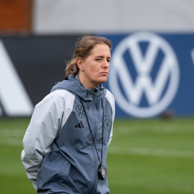 Britta Carlson Deutschland, Co-Trainerin, dahinter Adidas und VW Volkswagen Branding, AUT, Training DFB Frauen Nationalmannschaft Deutschland, UEFA Womens Euro 2025 Qualifikation, Lehrgang in Hagenberg Oesterreich, 02.04.2024 AUT, Training DFB Frauen Nationalmannschaft Deutschland, UEFA Womens Euro 2025 Qualifikation, Lehrgang in Hagenberg Oesterreich, 02.04.2024 Hagenberg *** Britta Carlson Germany, co-trainer , behind Adidas and VW Volkswagen branding, AUT, training DFB womens national team Germany, UEFA Womens Euro 2025 qualification, training course in Hagenberg Austria , 02 04 2024 AUT, training DFB womens national team Germany, UEFA Womens Euro 2025 qualification, training course in Hagenberg Austria , 02 04 2024 Hagenberg Copyright: xEibner-Pressefoto/Memmlerx EP_MMR