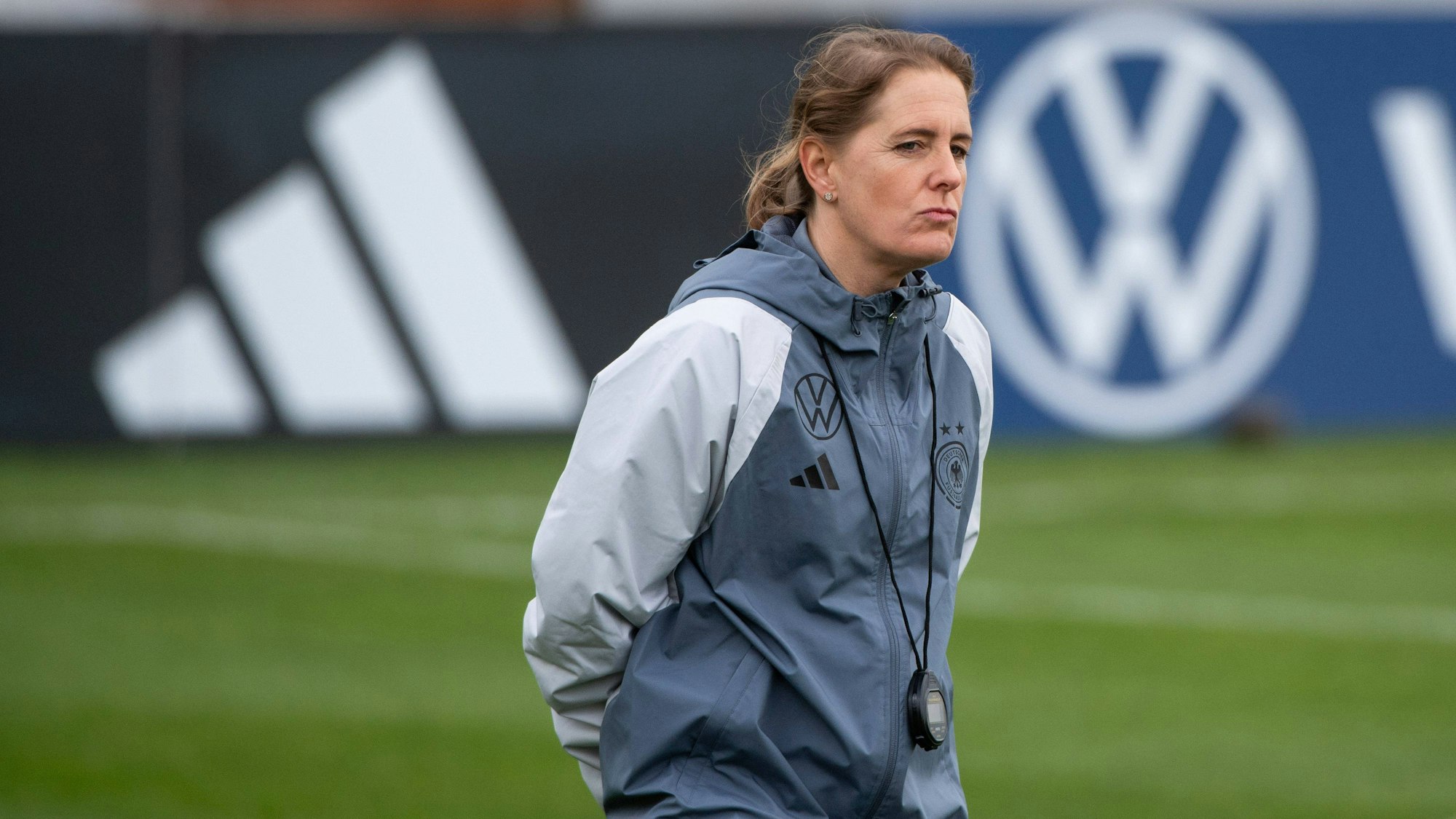 Britta Carlson Deutschland, Co-Trainerin, dahinter Adidas und VW Volkswagen Branding, AUT, Training DFB Frauen Nationalmannschaft Deutschland, UEFA Womens Euro 2025 Qualifikation, Lehrgang in Hagenberg Oesterreich, 02.04.2024 AUT, Training DFB Frauen Nationalmannschaft Deutschland, UEFA Womens Euro 2025 Qualifikation, Lehrgang in Hagenberg Oesterreich, 02.04.2024 Hagenberg *** Britta Carlson Germany, co-trainer , behind Adidas and VW Volkswagen branding, AUT, training DFB womens national team Germany, UEFA Womens Euro 2025 qualification, training course in Hagenberg Austria , 02 04 2024 AUT, training DFB womens national team Germany, UEFA Womens Euro 2025 qualification, training course in Hagenberg Austria , 02 04 2024 Hagenberg Copyright: xEibner-Pressefoto/Memmlerx EP_MMR
