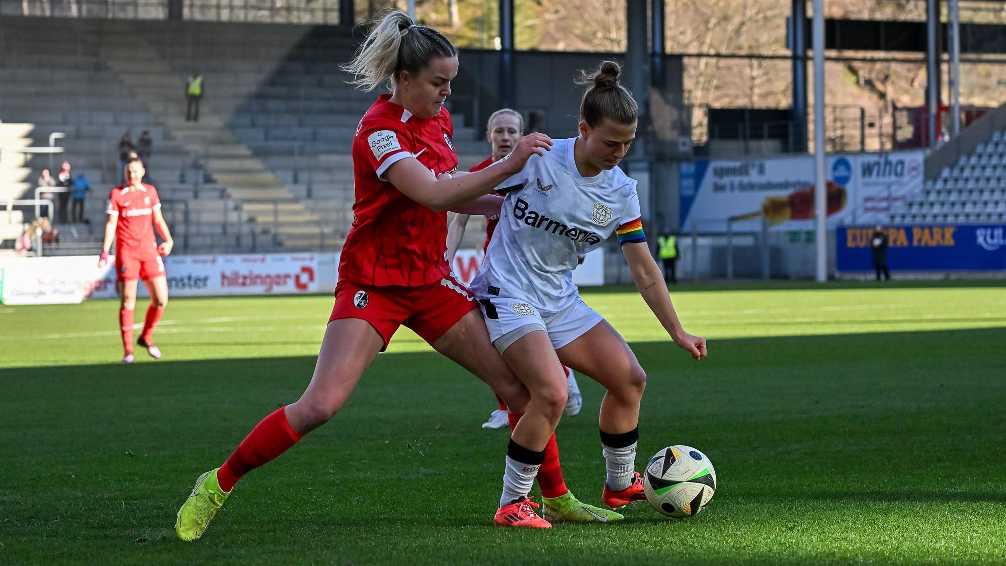 Kristin Koegel Bayer 04 Leverkusen, 11 am Ball und im Duell mit Greta Stegemann SC Freiburg Frauen, 16 GER, SC Freiburg - Bayer 04 Leverkusen, Frauen-Fussball, Google Pixel Frauen-Bundesliga, 1. Spieltag, Saison 2024/2025, 26.01.2025 DFB REGULATIONS PROHIBIT ANY USE OF PHOTOGRAPHS AS IMAGE SEQUENCES AND/OR QUASI-VIDEO GER, SC Freiburg - Bayer 04 Leverkusen, Frauen-Fussball, Google Pixel Frauen-Bundesliga, 1. Spieltag, Saison 2024/2025, 26.01.2025 Freiburg *** Kristin Koegel Bayer 04 Leverkusen, 11 on the ball and in a duel with Greta Stegemann SC Freiburg Women, 16 GER, SC Freiburg Bayer 04 Leverkusen, Women Football, Google Pixel Women Bundesliga, 1 Matchday, Season 2024 2025, 26 01 2025 DFB REGULATES PROHIBIT ANY USE OF PHOTOGRAPHS AS IMAGE SEQUENCES AND OR QUASI VIDEO GER, SC Freiburg Bayer 04 Leverkusen, Women Football, Google Pixel Women Bundesliga, 1 Matchday, Season 2024 2025, 26 01 2025 Freiburg Copyright: xEibner-Pressefoto/ThomasxHessx EP_THS
