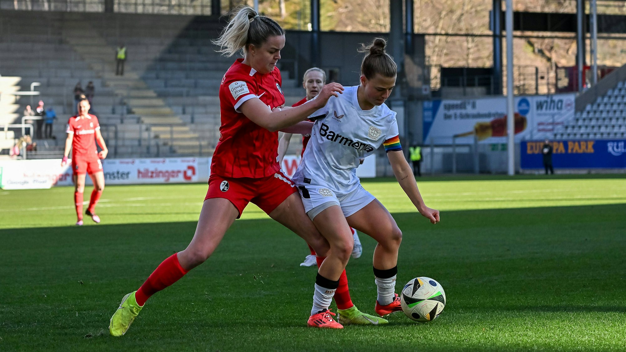 Kristin Koegel Bayer 04 Leverkusen, 11 am Ball und im Duell mit Greta Stegemann SC Freiburg Frauen, 16 GER, SC Freiburg - Bayer 04 Leverkusen, Frauen-Fussball, Google Pixel Frauen-Bundesliga, 1. Spieltag, Saison 2024/2025, 26.01.2025 DFB REGULATIONS PROHIBIT ANY USE OF PHOTOGRAPHS AS IMAGE SEQUENCES AND/OR QUASI-VIDEO GER, SC Freiburg - Bayer 04 Leverkusen, Frauen-Fussball, Google Pixel Frauen-Bundesliga, 1. Spieltag, Saison 2024/2025, 26.01.2025 Freiburg *** Kristin Koegel Bayer 04 Leverkusen, 11 on the ball and in a duel with Greta Stegemann SC Freiburg Women, 16 GER, SC Freiburg Bayer 04 Leverkusen, Women Football, Google Pixel Women Bundesliga, 1 Matchday, Season 2024 2025, 26 01 2025 DFB REGULATES PROHIBIT ANY USE OF PHOTOGRAPHS AS IMAGE SEQUENCES AND OR QUASI VIDEO GER, SC Freiburg Bayer 04 Leverkusen, Women Football, Google Pixel Women Bundesliga, 1 Matchday, Season 2024 2025, 26 01 2025 Freiburg Copyright: xEibner-Pressefoto/ThomasxHessx EP_THS