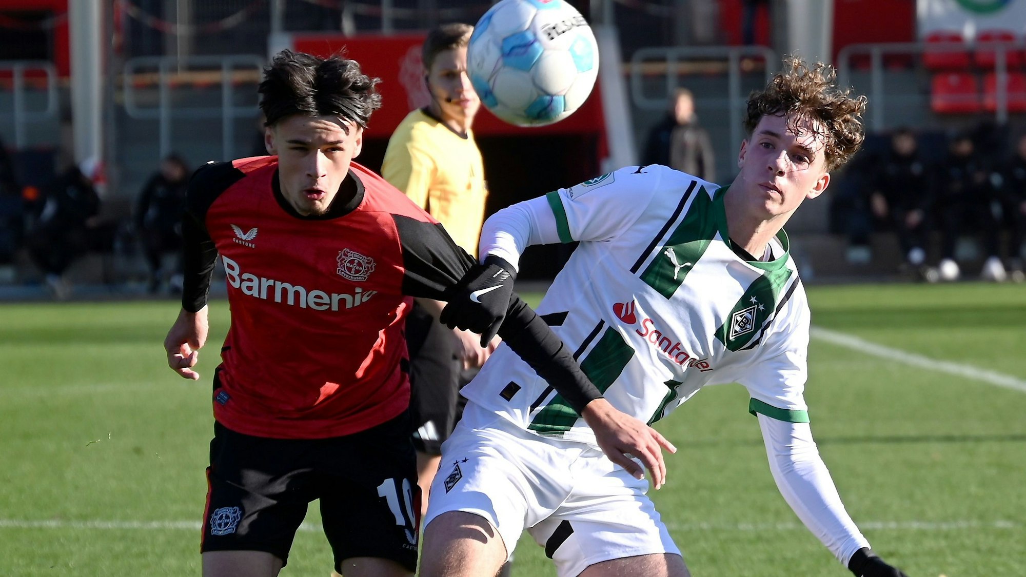 01.12.2024, Fussball-A-Jugend-Bayer 04 Leverkusen -
Borussia Mönchengladbach
links: Kerim-Sam Alajbegovic (Bayer)
Foto: Uli Herhaus