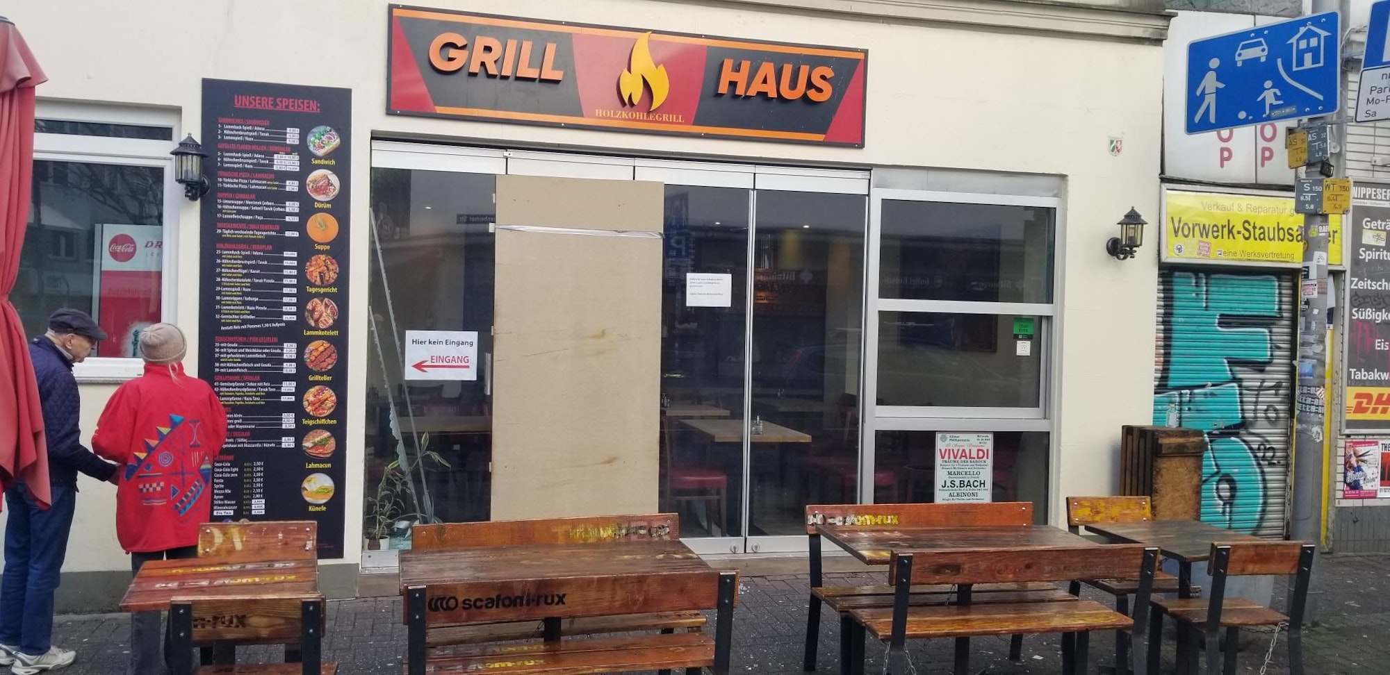 Vor dem Grill Haus in Nippes hat sich am 26. Januar 2025 eine Explosion ereignet.