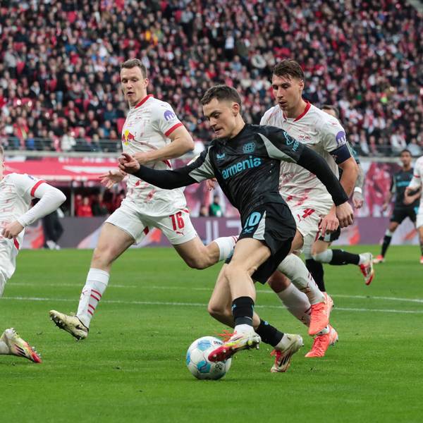 Florian Wirtz Bayer Leverkusen,10 gegen Arthur Vermeeren RB Leipzig,18 und Willi Orban RB Leipzig,4 - 1. Fussball Bundesliga Saison 2024-2025 Punktspiel RB Leipzig vs. Bayer Leverkusen in der Red Bull Arena in Leipzig - Aktion,Fussball,Deutschland,Mann,Männer,25.01.2025 *** Florian Wirtz Bayer Leverkusen,10 vs Arthur Vermeeren RB Leipzig,18 and Willi Orban RB Leipzig,4 1 Soccer Bundesliga Season 2024 2025 Point Match RB Leipzig vs Bayer Leverkusen at the Red Bull Arena in Leipzig Action,Soccer,Germany,Man,Men,25 01 2025