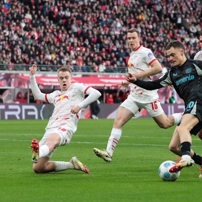 Florian Wirtz Bayer Leverkusen,10 gegen Arthur Vermeeren RB Leipzig,18 und Willi Orban RB Leipzig,4 - 1. Fussball Bundesliga Saison 2024-2025 Punktspiel RB Leipzig vs. Bayer Leverkusen in der Red Bull Arena in Leipzig - Aktion,Fussball,Deutschland,Mann,Männer,25.01.2025 *** Florian Wirtz Bayer Leverkusen,10 vs Arthur Vermeeren RB Leipzig,18 and Willi Orban RB Leipzig,4 1 Soccer Bundesliga Season 2024 2025 Point Match RB Leipzig vs Bayer Leverkusen at the Red Bull Arena in Leipzig Action,Soccer,Germany,Man,Men,25 01 2025