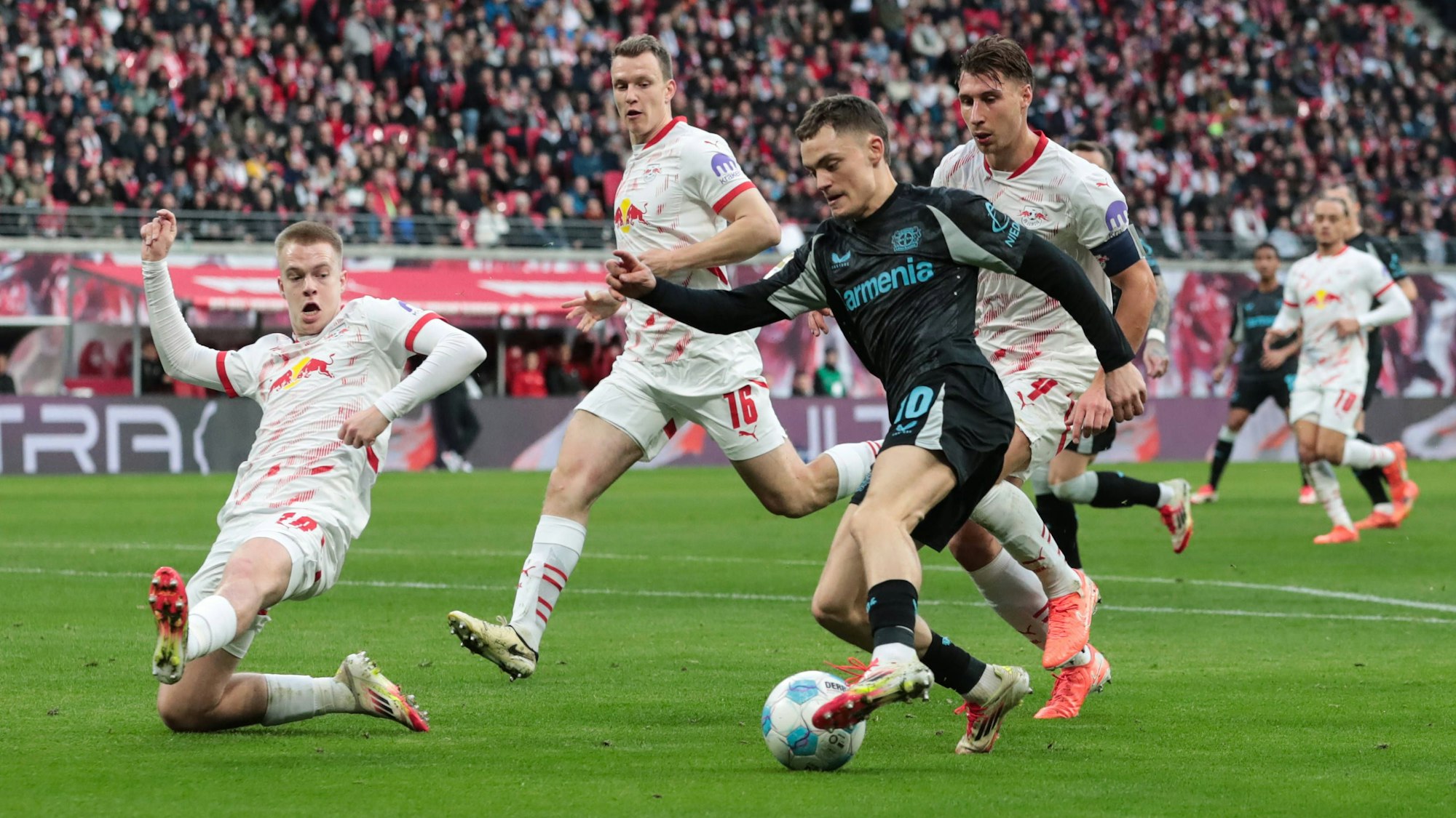 Florian Wirtz Bayer Leverkusen,10 gegen Arthur Vermeeren RB Leipzig,18 und Willi Orban RB Leipzig,4 - 1. Fussball Bundesliga Saison 2024-2025 Punktspiel RB Leipzig vs. Bayer Leverkusen in der Red Bull Arena in Leipzig - Aktion,Fussball,Deutschland,Mann,Männer,25.01.2025 *** Florian Wirtz Bayer Leverkusen,10 vs Arthur Vermeeren RB Leipzig,18 and Willi Orban RB Leipzig,4 1 Soccer Bundesliga Season 2024 2025 Point Match RB Leipzig vs Bayer Leverkusen at the Red Bull Arena in Leipzig Action,Soccer,Germany,Man,Men,25 01 2025