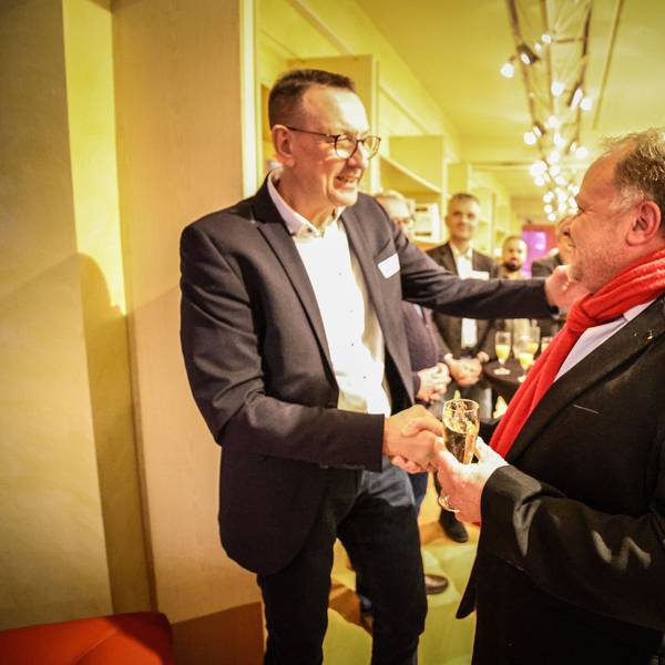 Bürgermeister Dirk Runge (l.) trifft seinen Herausforderer Ralph Liebig.