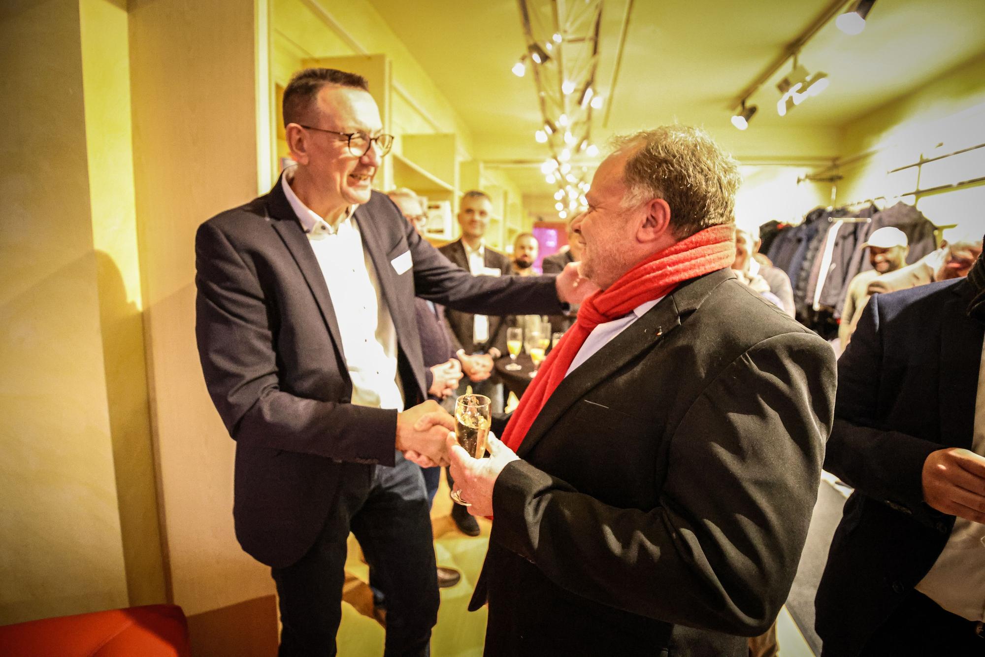 Bürgermeister Dirk Runge (l.) trifft seinen Herausforderer Ralph Liebig.