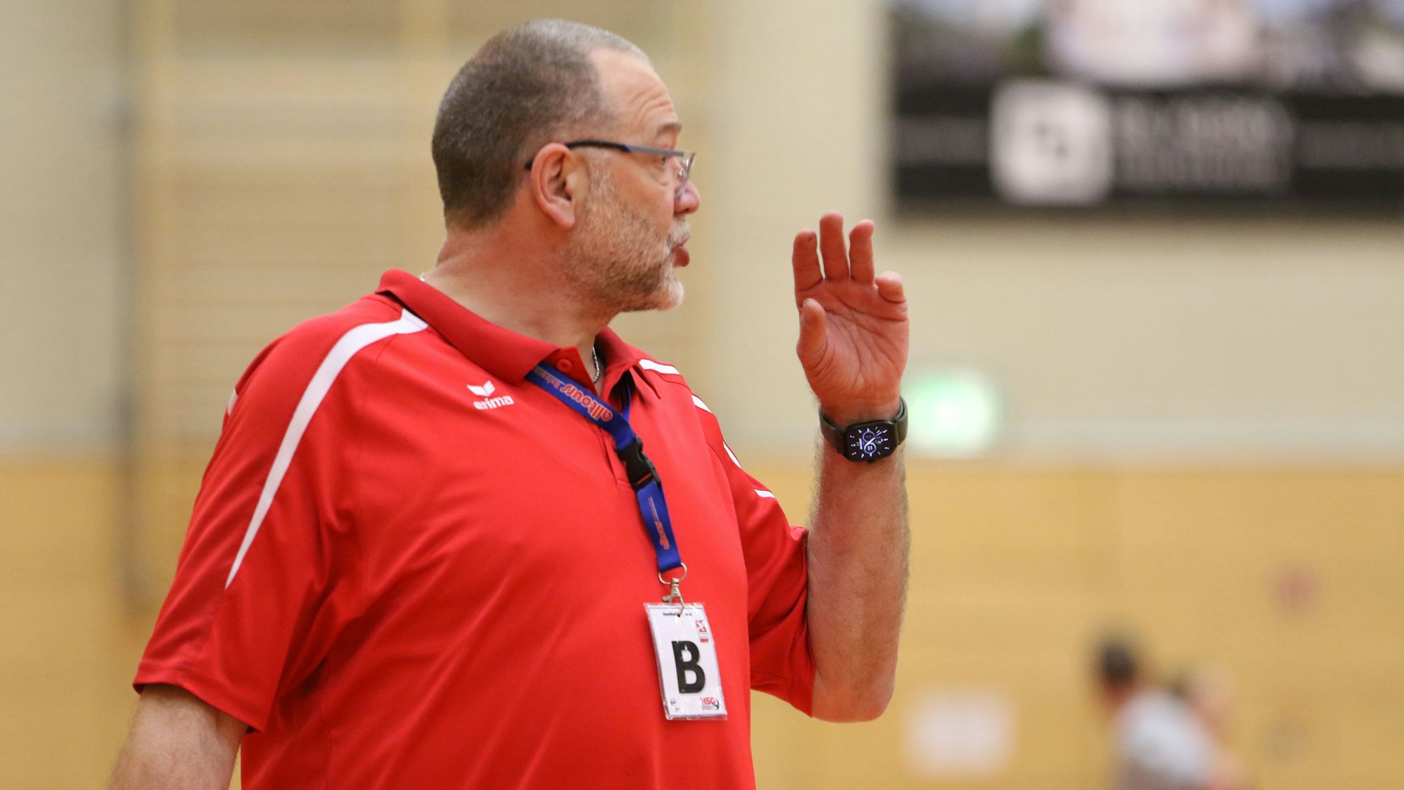 Das Bild zeigt den Coach an der Seitenlinie.