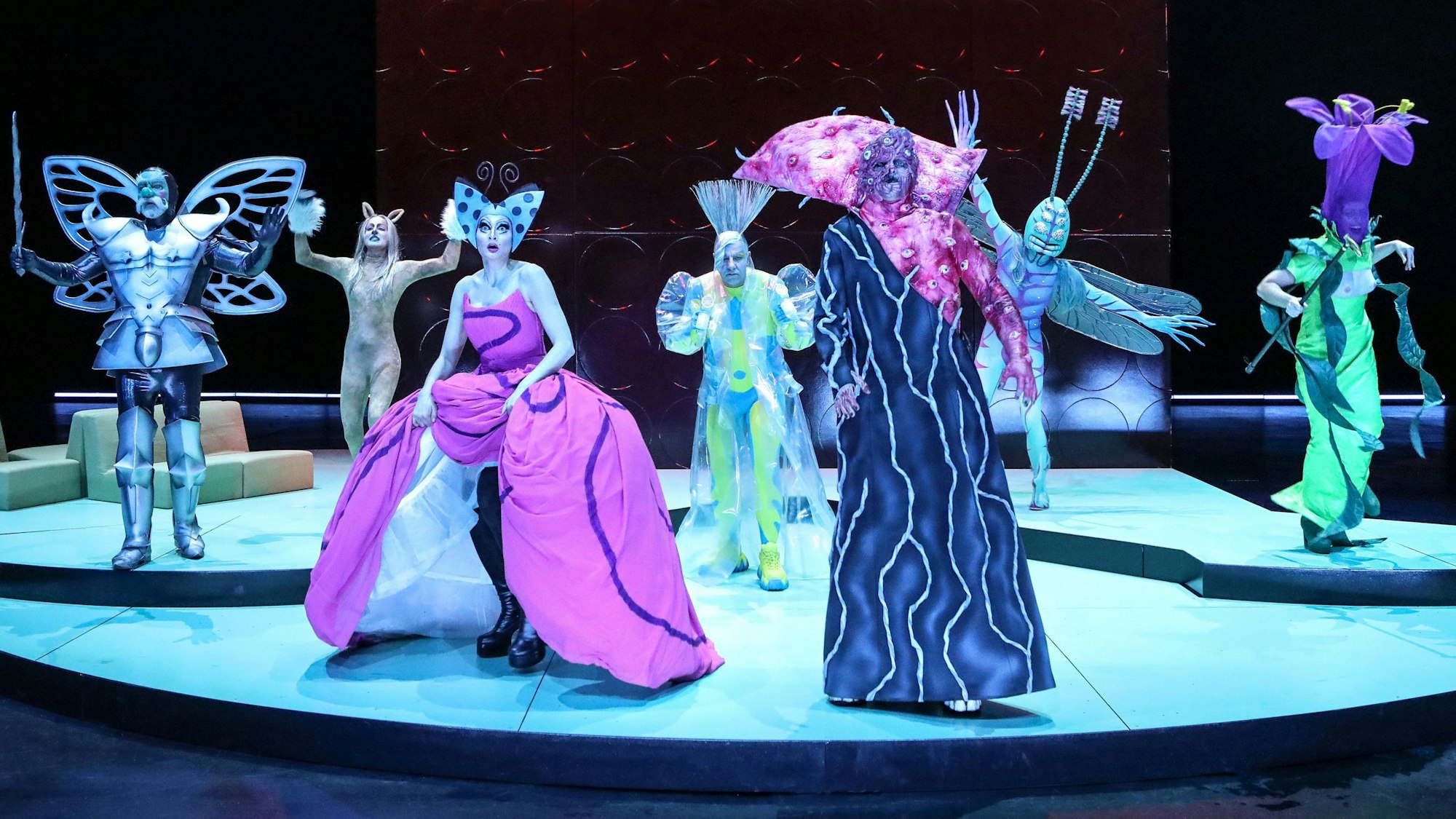 Was ihr wollt
von William Shakespeare
Regie: Charlotte Sprenger
 
Inszenierung: Charlotte Sprenger
Bühne: Max Schwidlinski
Kostüm: Josa Marx
Musik: Philipp Pleßmann
Kamera: Max Schlehuber
Licht: Michael Frank
Dramaturgie: Julia Fischer
 
Foto: Birgit Hupfeld