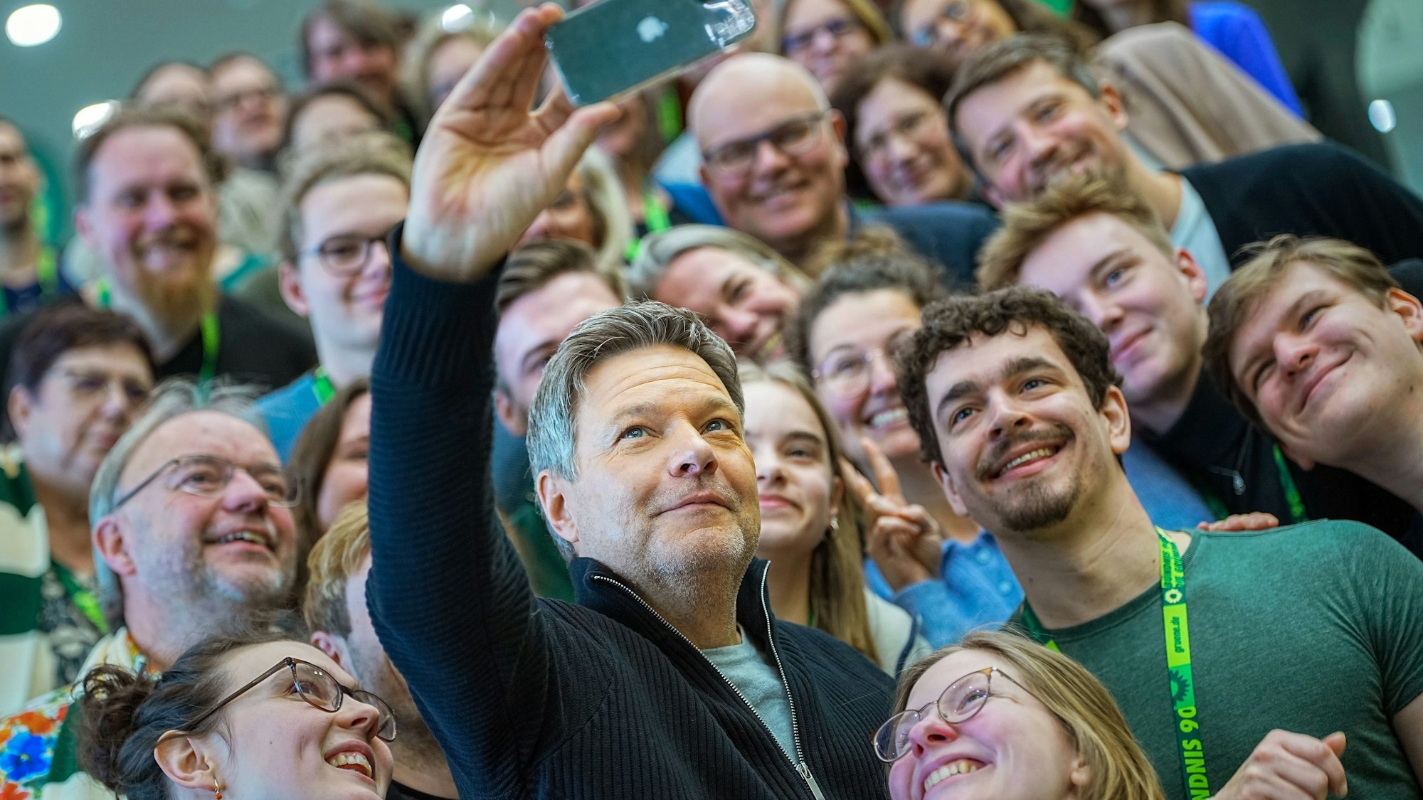 „Geben wir dem Land Zuversicht“, bat Habeck beim Grünen-Parteitag. Hier schießt er ein Selfie mit schleswig-holsteinischen Delegierten.