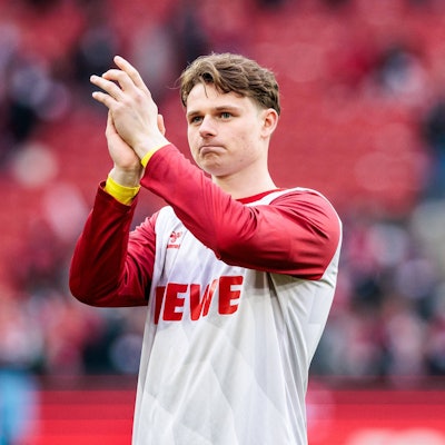 Jonas Urbig nahm am Samstagnachmittag nach der Partie des FC gegen Elversberg Abschied von den Fans auf der Kölner Südtribüne.
