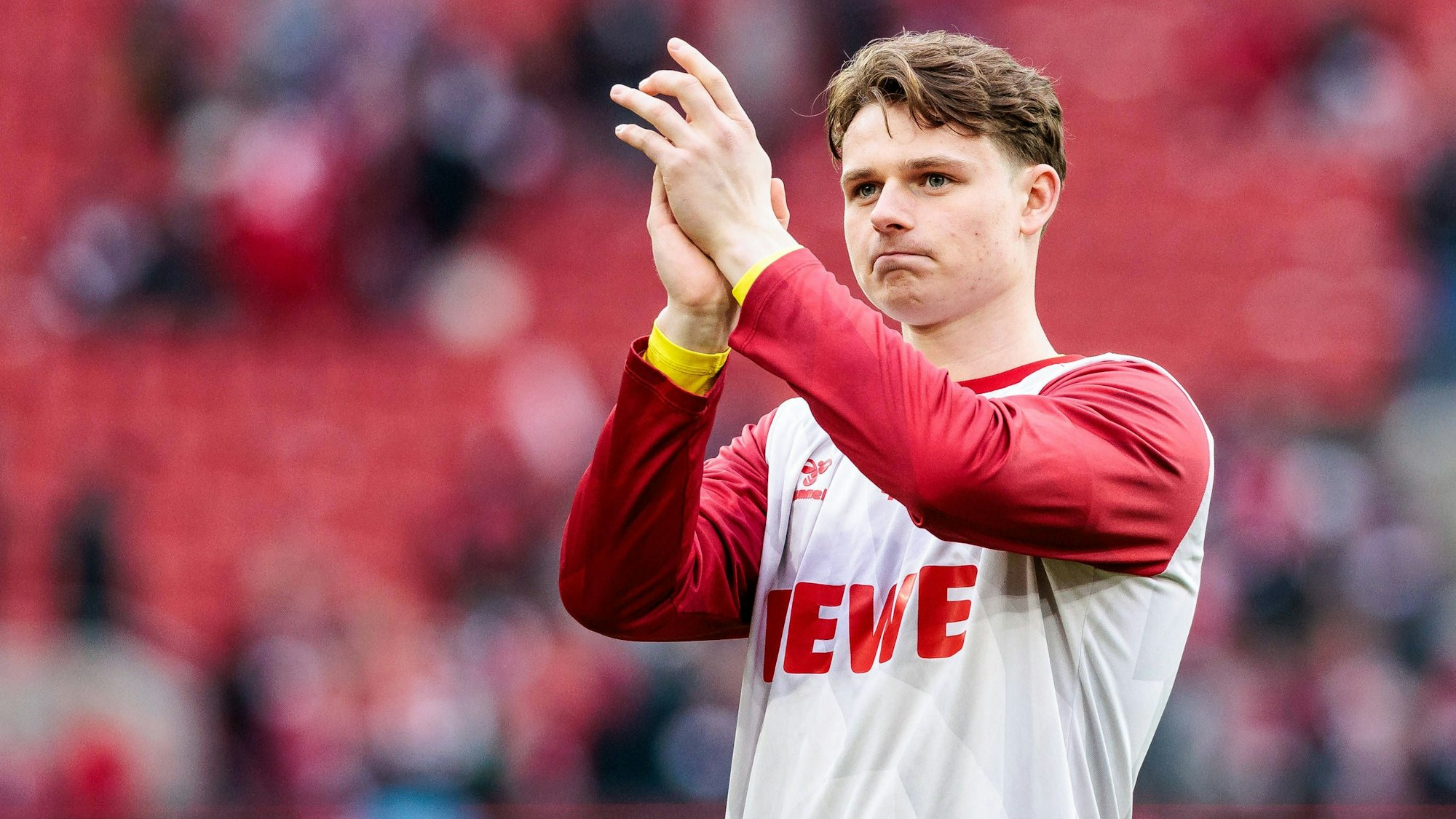 Jonas Urbig nahm am Samstagnachmittag nach der Partie des FC gegen Elversberg Abschied von den Fans auf der Kölner Südtribüne.