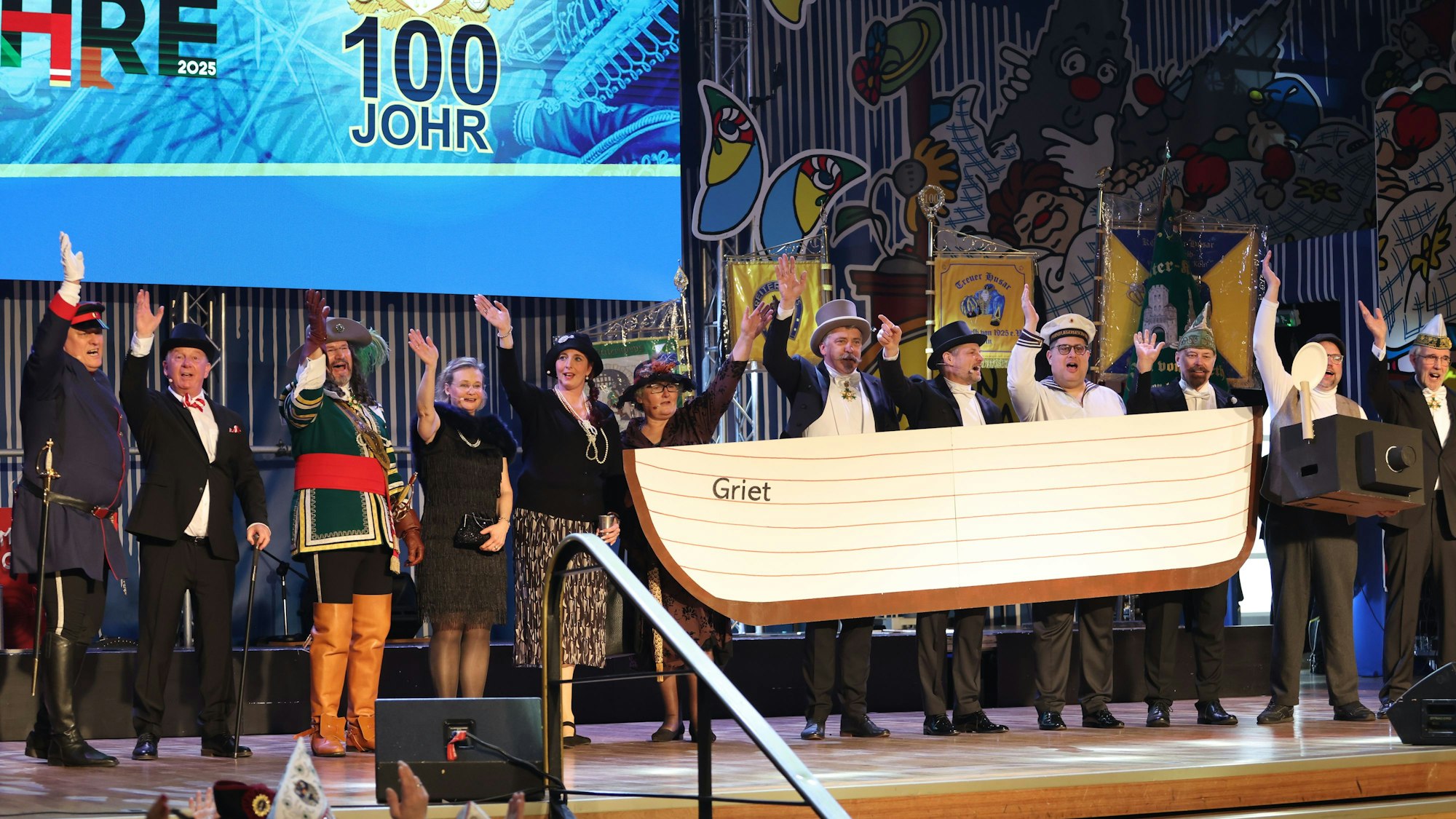 Darsteller in historischen Kostümen auf der Bühne