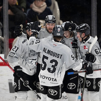Jubel bei den Kölner Haien. Nach dem Auswärtssieg in Düsseldorf, legte das Team von Kari Jalonen auch in Frankfurt nach.