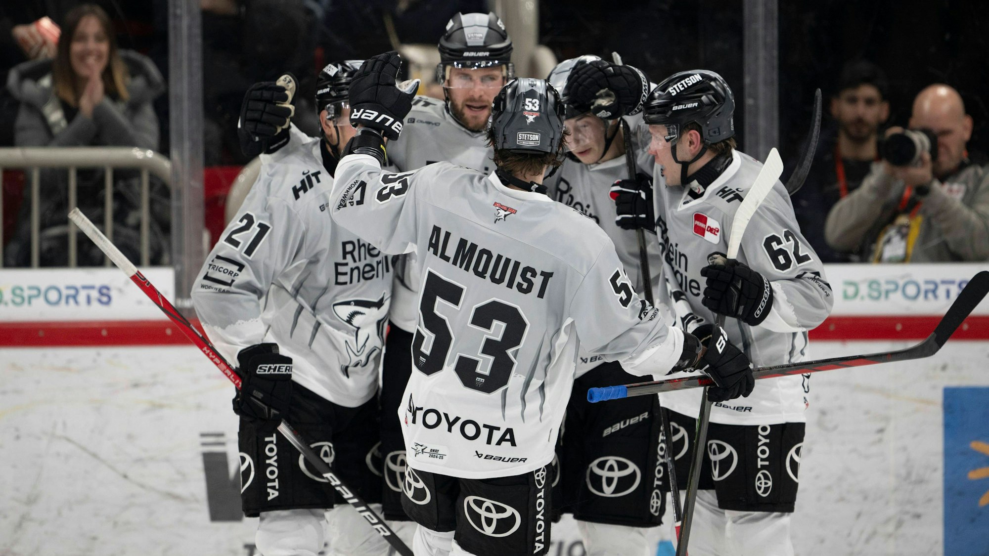 Jubel bei den Kölner Haien. Nach dem Auswärtssieg in Düsseldorf, legte das Team von Kari Jalonen auch in Frankfurt nach.