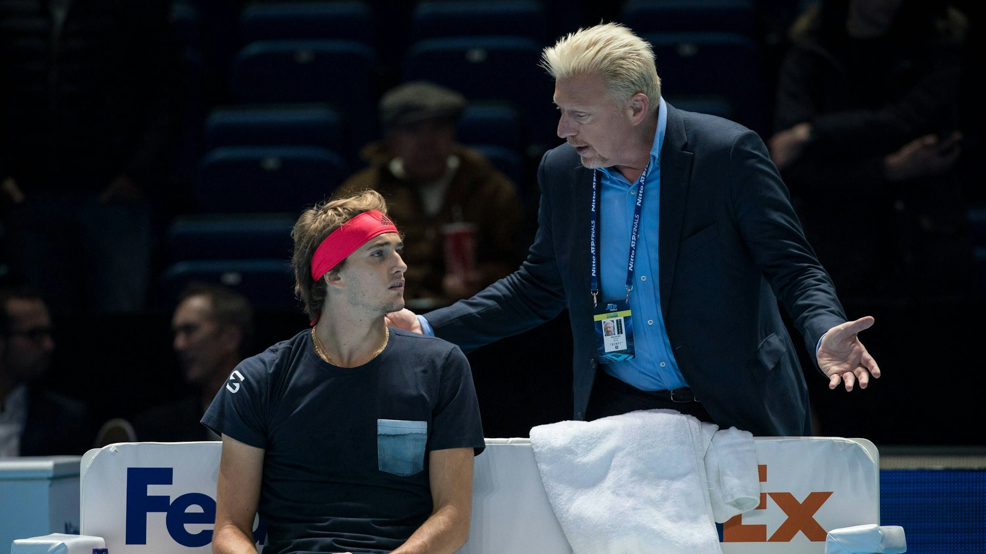 Boris Becker diskutiert mit Alexander Zverev.
