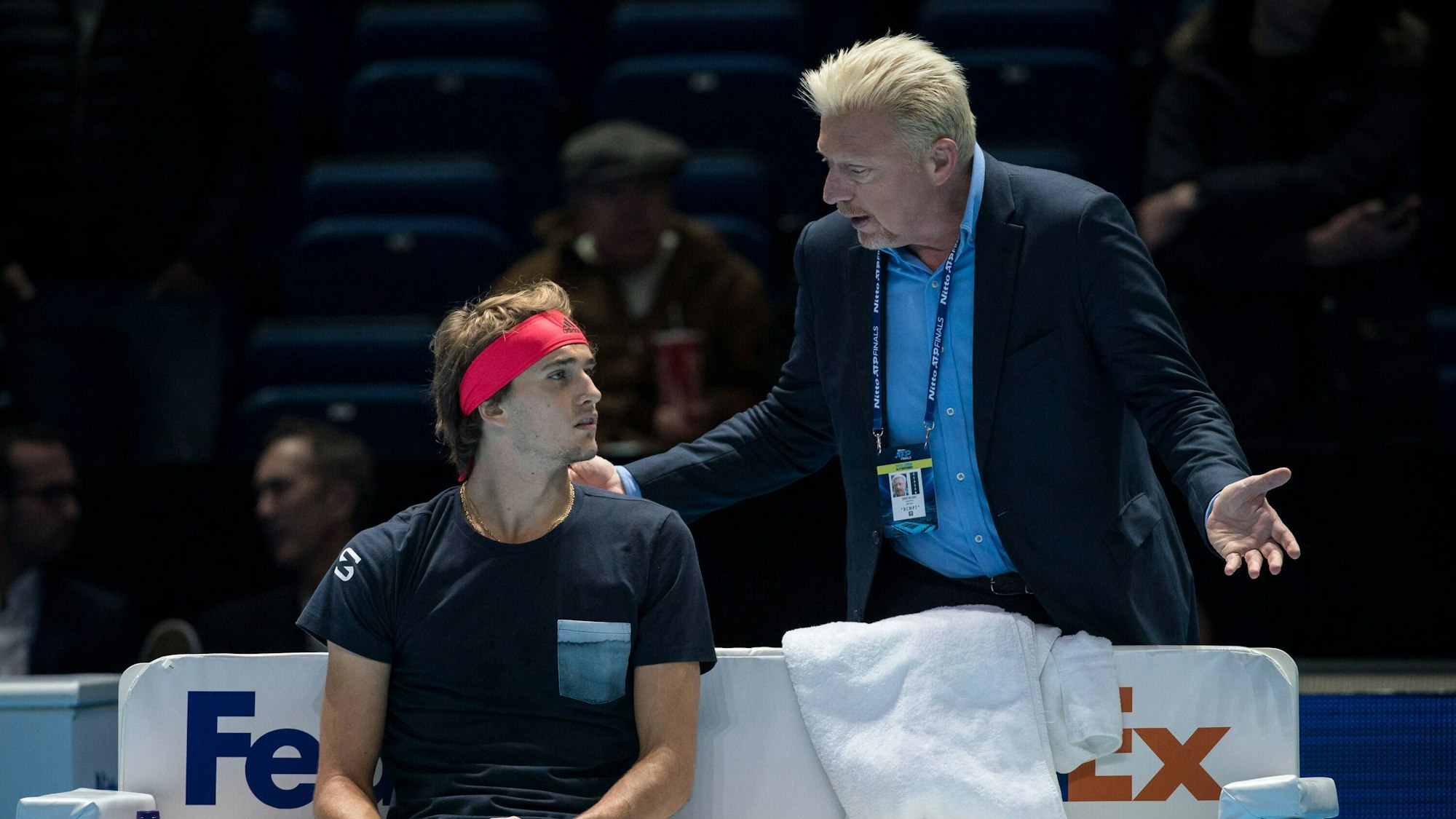 Boris Becker diskutiert mit Alexander Zverev.