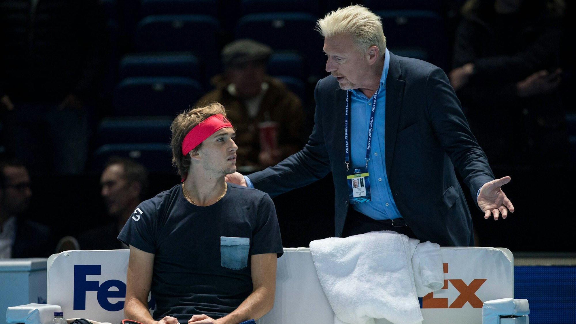 Boris Becker diskutiert mit Alexander Zverev.