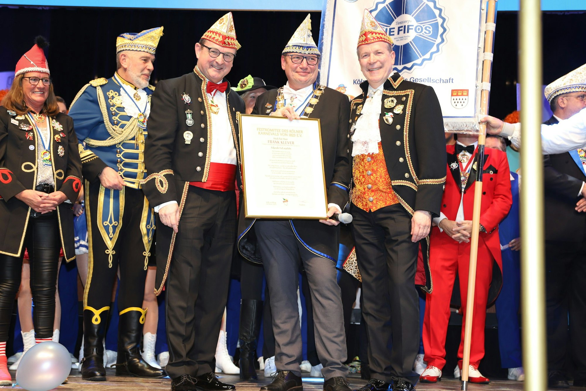 Frank Klever (m.) wurde von FK-Präsident Christoph Kuckelkorn (r.) als Präsident der Fidelen Fordler vereidigt.