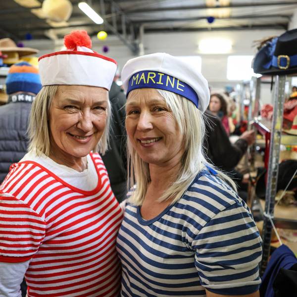 Zwei Frauen in Karnevalskostümen.