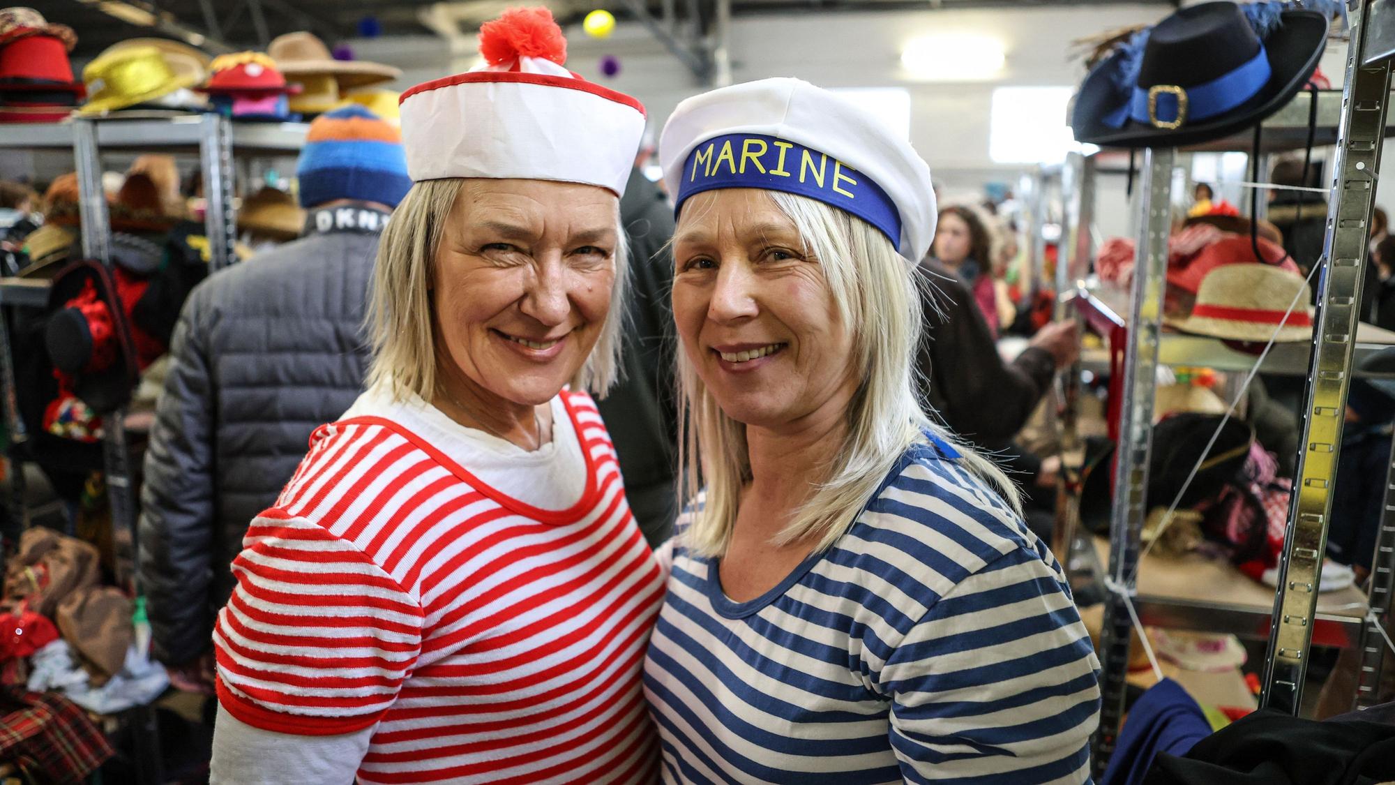 Zwei Frauen in Karnevalskostümen.