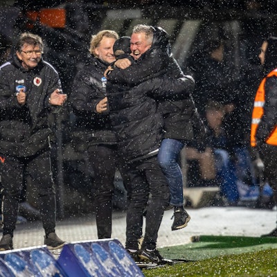 3. Liga: FC Viktoria Köln - SV Waldhof Mannheim, 24.01.2025 Jubel bei Olaf Janßen Cheftrainer Viktoria Köln über den Sieg Köln, 24.01.2025, 21. Spieltag der 3. Fußball-Liga, FC Viktoria Köln - SV Waldhof Mannheim im Sportpark Hoehenberg in Köln. Die DFL-Bestimmungen verbieten die Verwendung von Fotografien als Bildsequenzen und / oder Quasi-Videos. *** 3 Liga FC Viktoria Köln SV Waldhof Mannheim, 24 01 2025 Olaf Janßen head coach Viktoria Köln celebrates the victory Cologne, 24 01 2025, 21 matchday of the 3 soccer league, FC Viktoria Köln SV Waldhof Mannheim at Sportpark Hoehenberg in Cologne The DFL regulations prohibit the use of photographs as image sequences and or quasi videos Copyright: xBEAUTIFULxSPORTS/LeahxKohringx