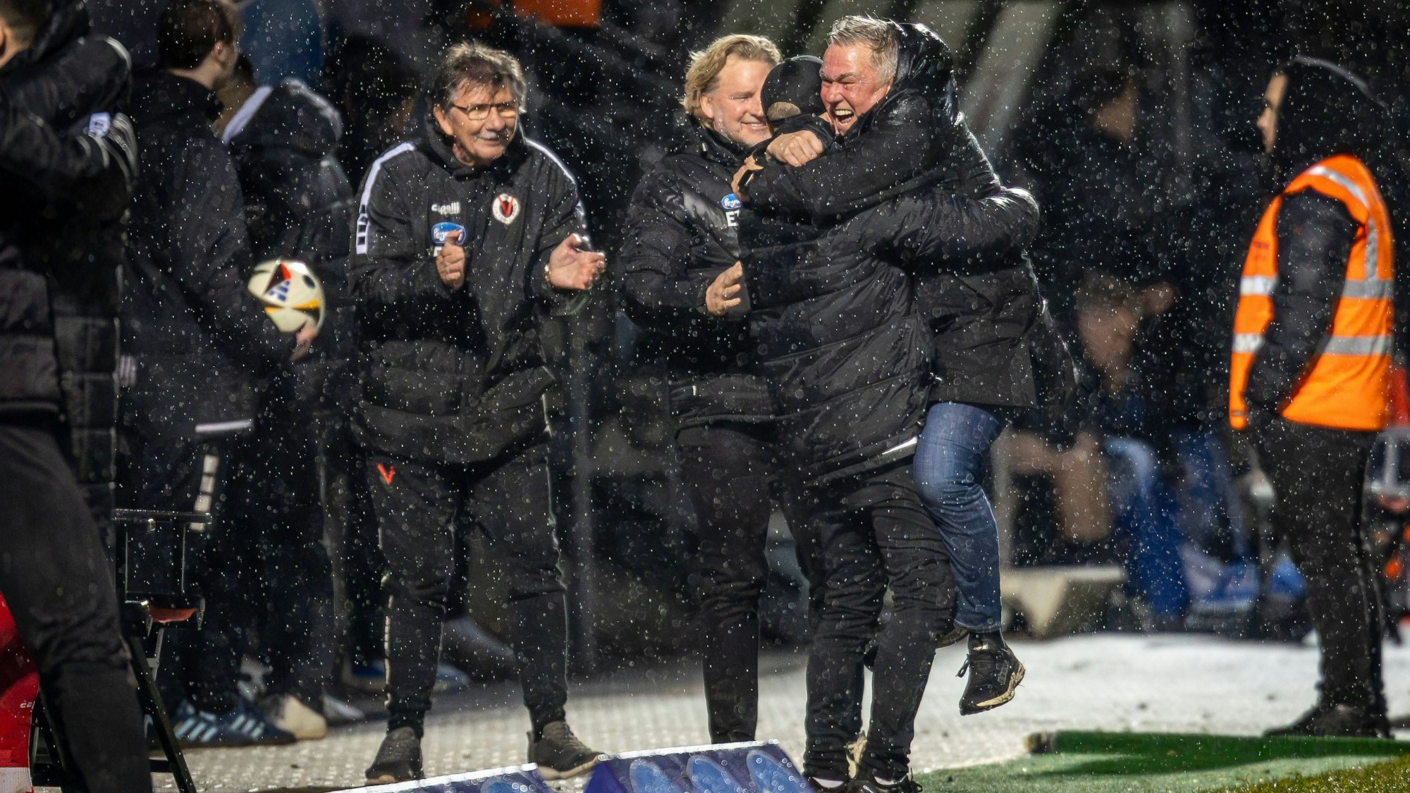 3. Liga: FC Viktoria Köln - SV Waldhof Mannheim, 24.01.2025 Jubel bei Olaf Janßen Cheftrainer Viktoria Köln über den Sieg Köln, 24.01.2025, 21. Spieltag der 3. Fußball-Liga, FC Viktoria Köln - SV Waldhof Mannheim im Sportpark Hoehenberg in Köln. Die DFL-Bestimmungen verbieten die Verwendung von Fotografien als Bildsequenzen und / oder Quasi-Videos. *** 3 Liga FC Viktoria Köln SV Waldhof Mannheim, 24 01 2025 Olaf Janßen head coach Viktoria Köln celebrates the victory Cologne, 24 01 2025, 21 matchday of the 3 soccer league, FC Viktoria Köln SV Waldhof Mannheim at Sportpark Hoehenberg in Cologne The DFL regulations prohibit the use of photographs as image sequences and or quasi videos Copyright: xBEAUTIFULxSPORTS/LeahxKohringx