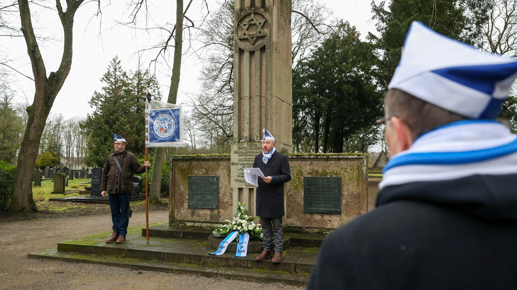 Kippa-Köpp-Präsident Aaron Knappstein hält Rede auf Friedhof