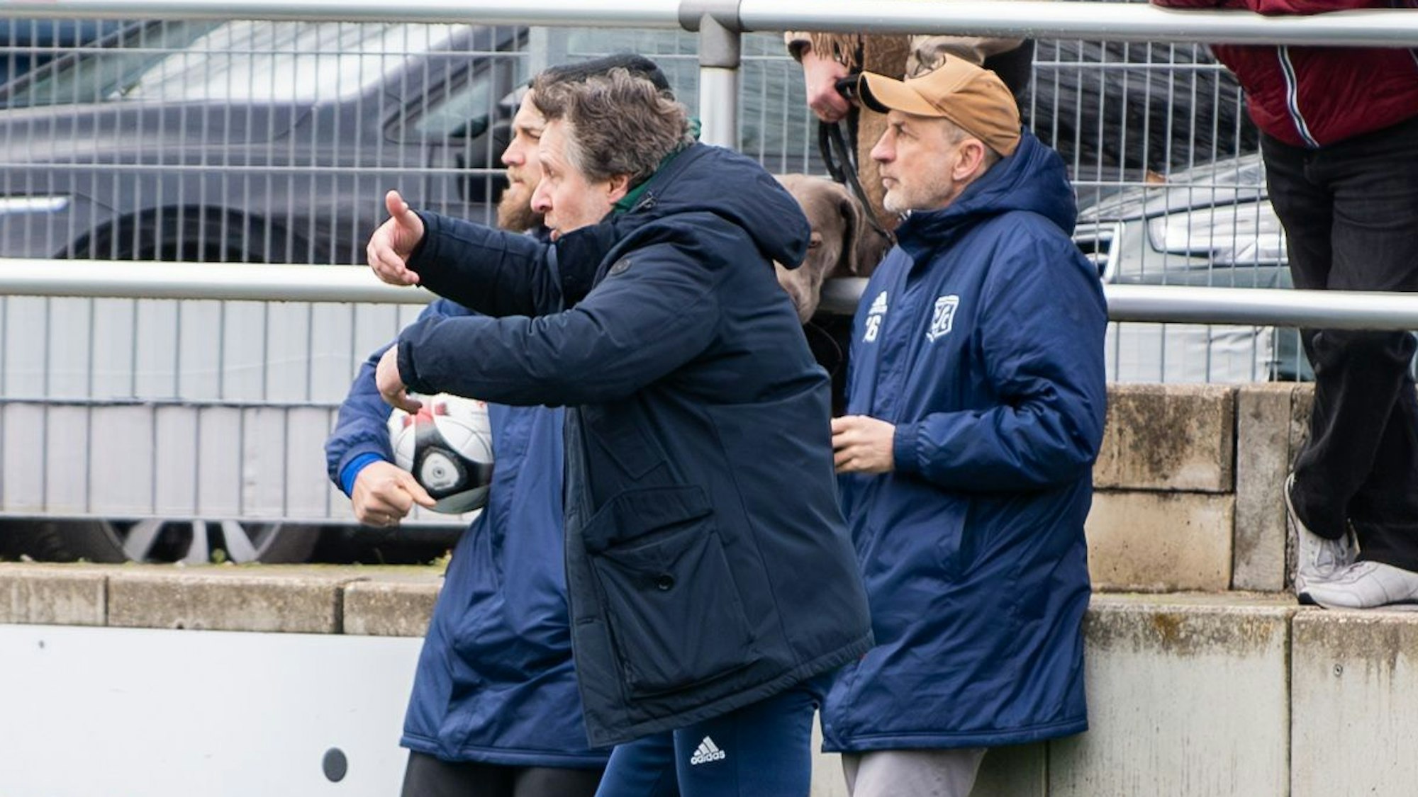 Das Spiel zeigt den Coach, der seine Spieler mit einer Geste in die Offensive treibt.