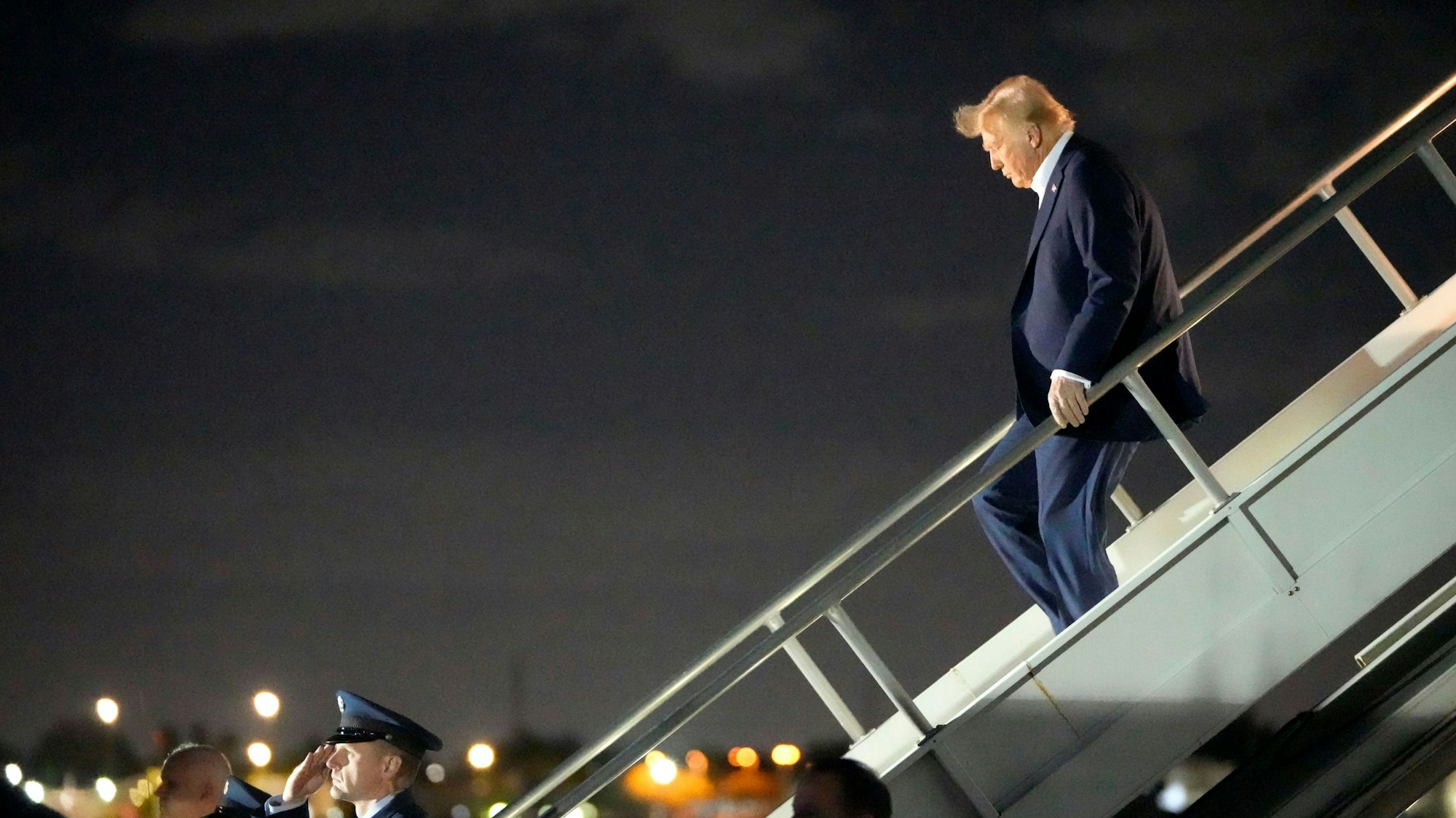 dpatopbilder - 25.01.2025, USA, Miami: US-Präsident Donald Trump verlässt die Air Force One auf dem Miami International Airport nach einem Flug aus Las Vegas. Foto: Mark Schiefelbein/AP/dpa +++ dpa-Bildfunk +++