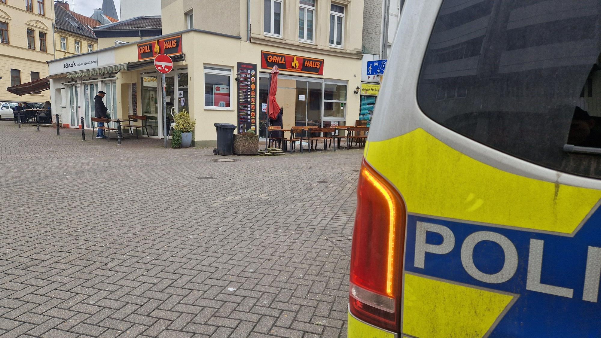 Auch die Polizei ist am Montag noch vor Ort vor dem Grill Haus