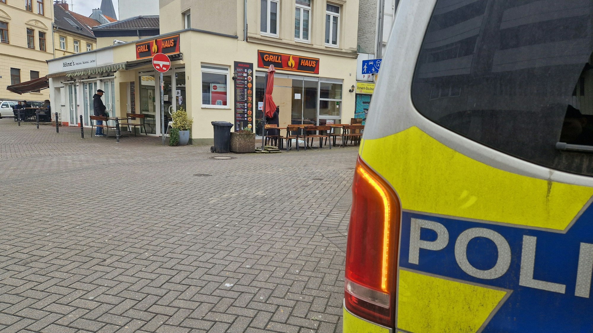 Auch die Polizei ist am Montag noch vor Ort vor dem Grill Haus