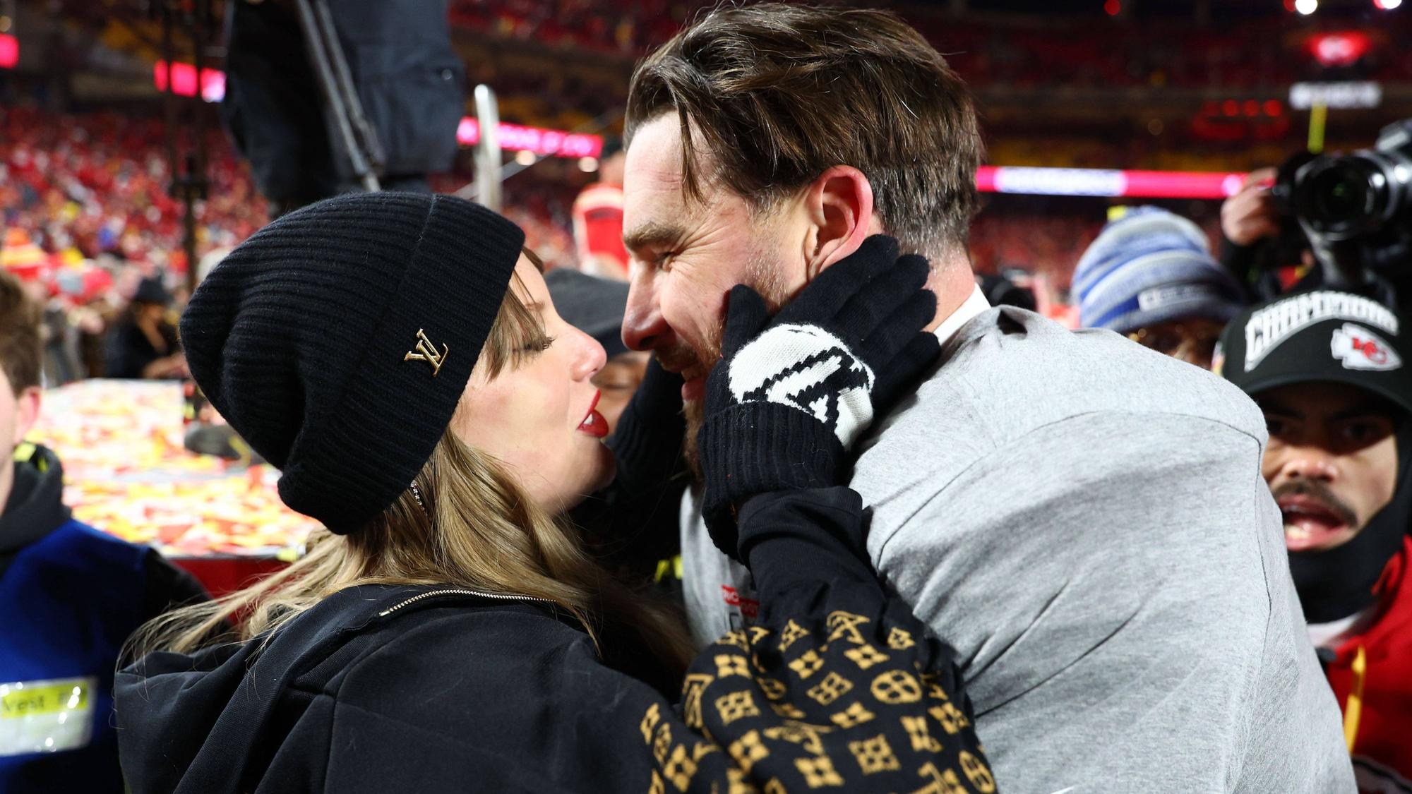 Taylor Swift und Travis Kelce küssen sich, nachdem die Kansas City Chiefs das Ticket für den Super Bowl gelöst haben.