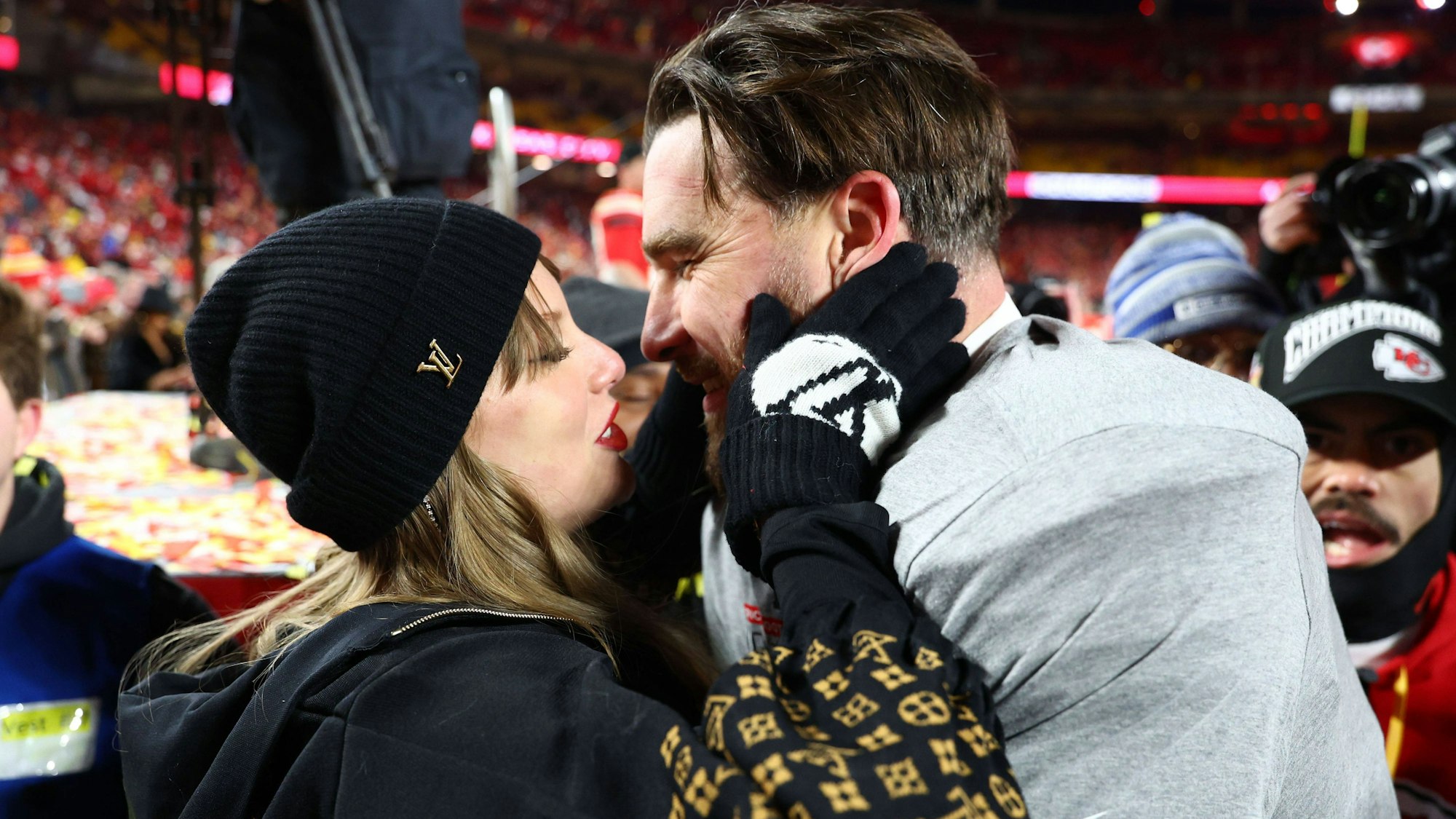 Taylor Swift und Travis Kelce küssen sich, nachdem die Kansas City Chiefs das Ticket für den Super Bowl gelöst haben.