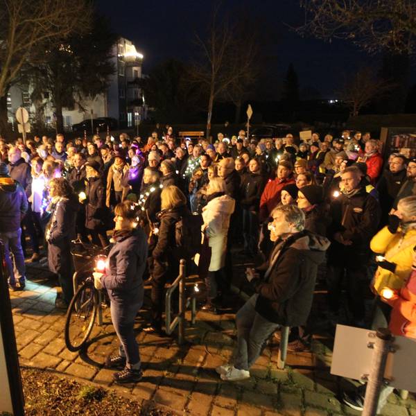 Rund 450 Menschen versammelten sich zu einem Lichterzug vor dem Rathaus in Neunkirchen.