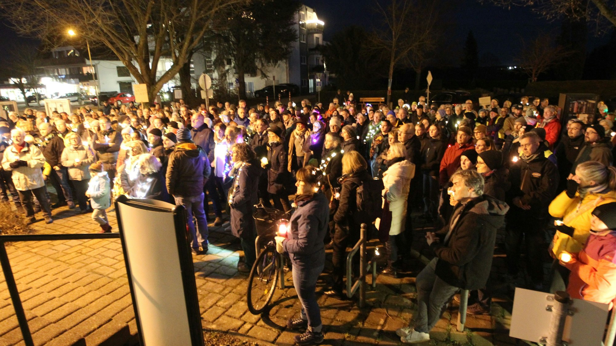Rund 450 Menschen versammelten sich zu einem Lichterzug vor dem Rathaus in Neunkirchen.