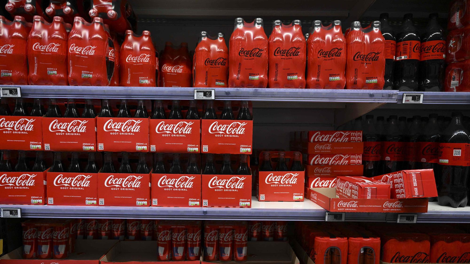 Verschiedene Colaprodukte liegen in einem Supermarkt-Regal (Symbolbild)