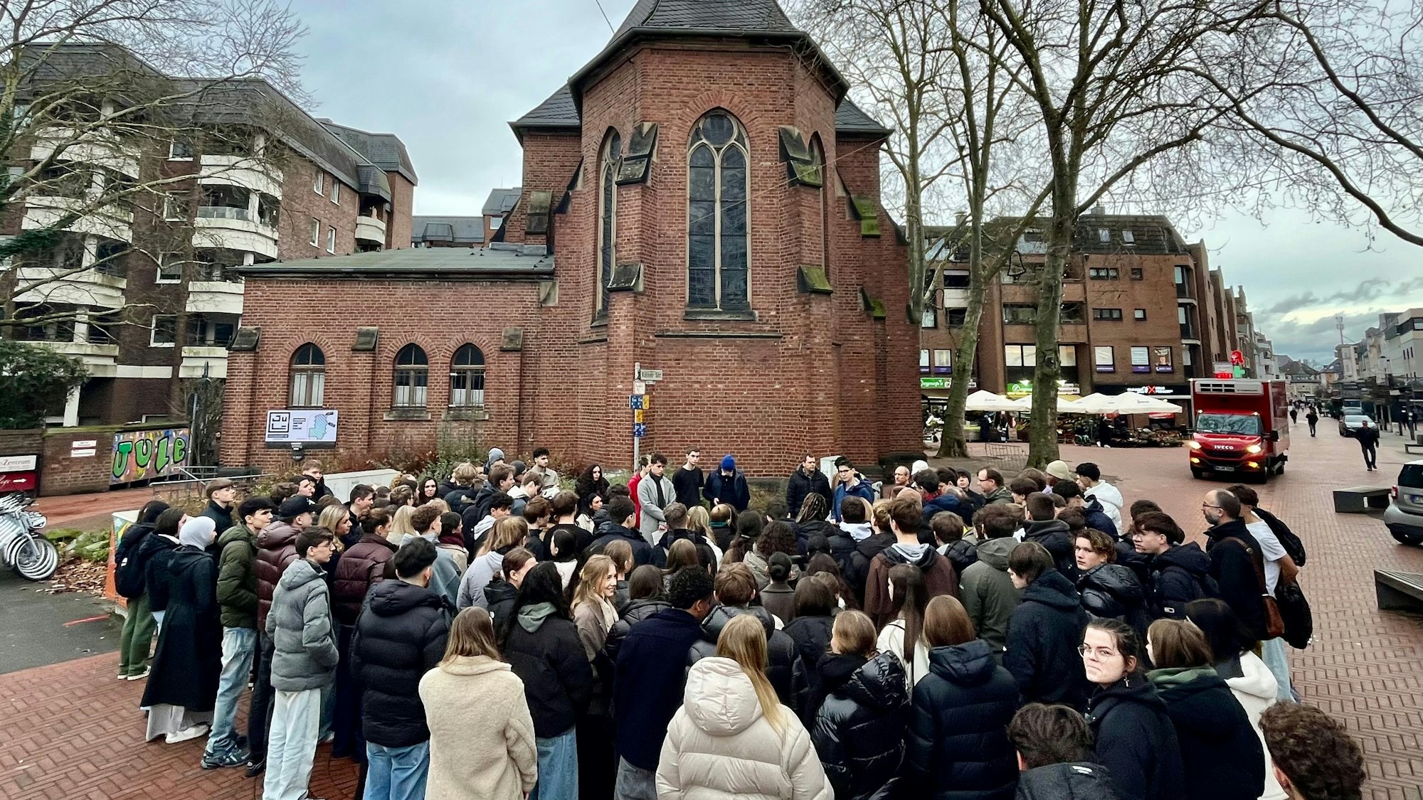 Schüler vor Kirche.