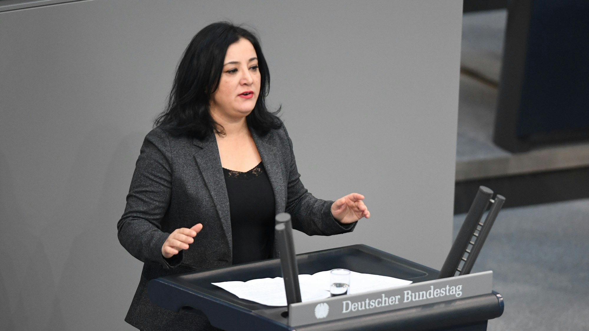 Gökay Akbulut, hier bei einer Plenarsitzung im Bundestag, will die Ermittlungen zu dem Vorfall abwarten.