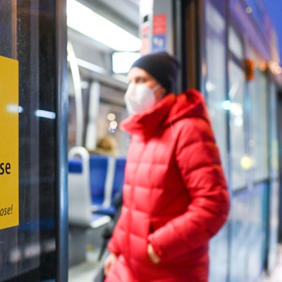 ARCHIV - 18.01.2021, Bayern, München: Eine Frau steigt mit FFP2-Maske in eine Straßenbahn (zu dpa: «Fünf Jahre Corona - Müssen wir uns noch Sorgen machen?») Foto: Tobias Hase/dpa +++ dpa-Bildfunk +++