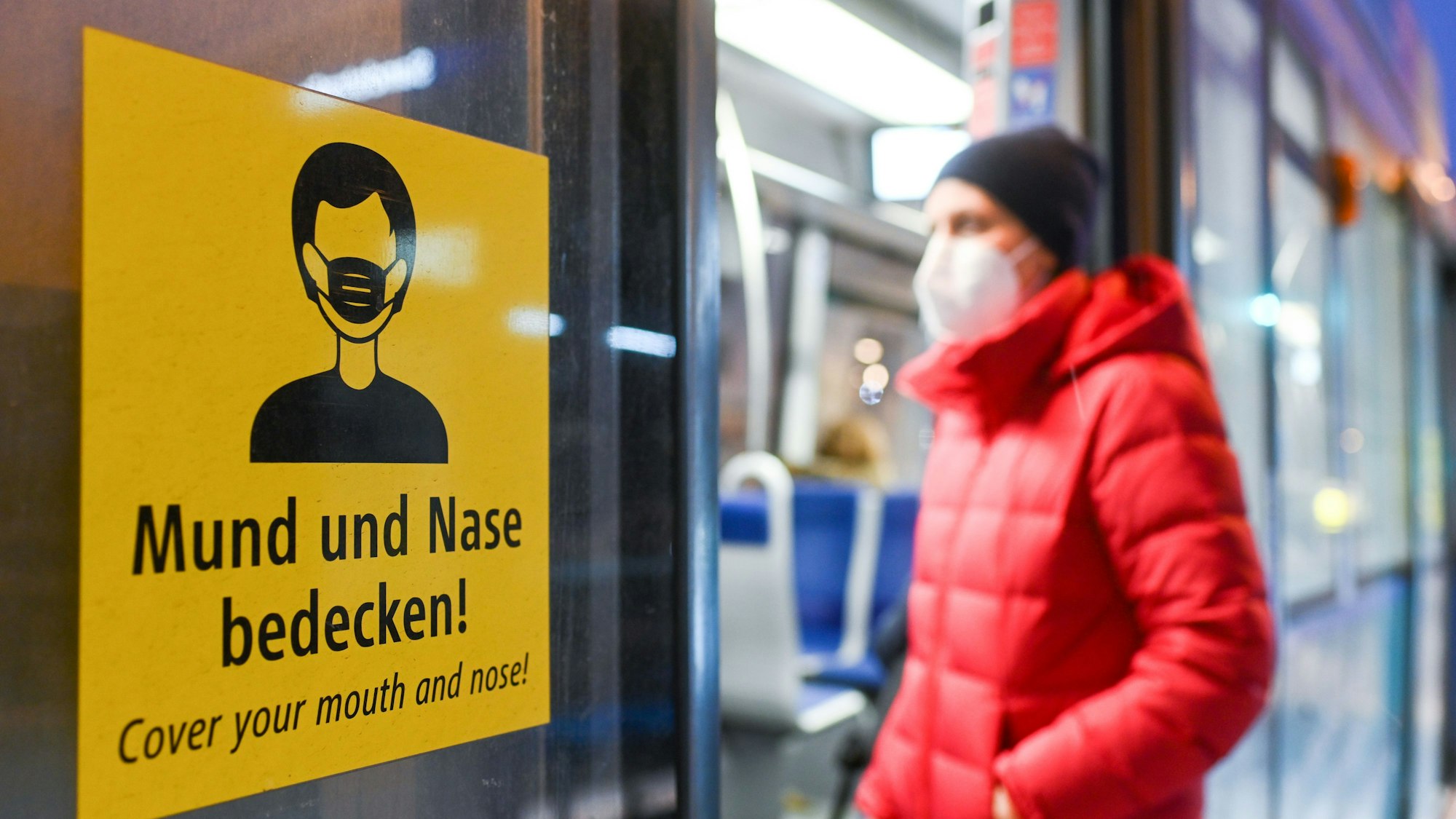 ARCHIV - 18.01.2021, Bayern, München: Eine Frau steigt mit FFP2-Maske in eine Straßenbahn (zu dpa: «Fünf Jahre Corona - Müssen wir uns noch Sorgen machen?») Foto: Tobias Hase/dpa +++ dpa-Bildfunk +++
