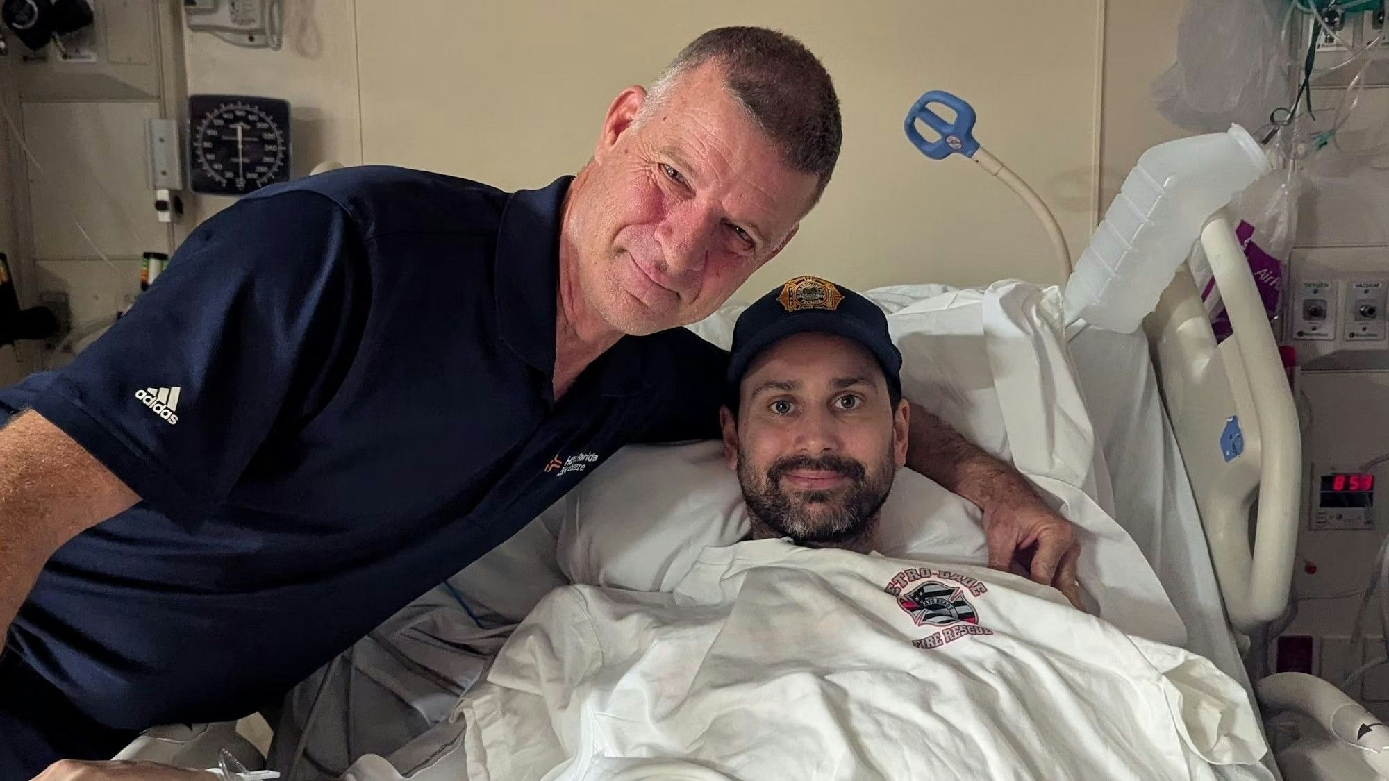 Tobias Rollwagen bekam im Krankenhaus Besuch von dem pensionierten Feuerwehrmann Paul (l.) aus Miami.