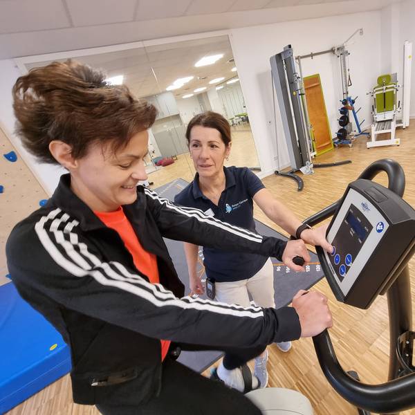 Olesja Scherrer, vierfache Olympiateilnehmerin mit Carmen Wagner-Haberstock, Leitende Physiotherapeutin Physiozentrum Medilev, Leverkusen