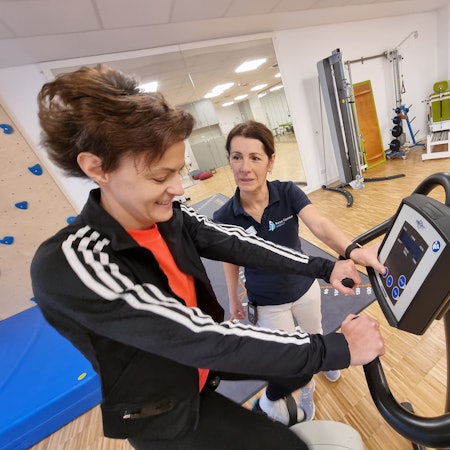 Olesja Scherrer, vierfache Olympiateilnehmerin mit Carmen Wagner-Haberstock, Leitende Physiotherapeutin Physiozentrum Medilev, Leverkusen
