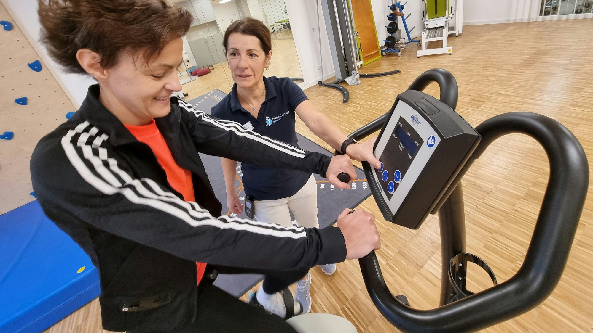 Olesja Scherrer, vierfache Olympiateilnehmerin mit Carmen Wagner-Haberstock, Leitende Physiotherapeutin Physiozentrum Medilev, Leverkusen