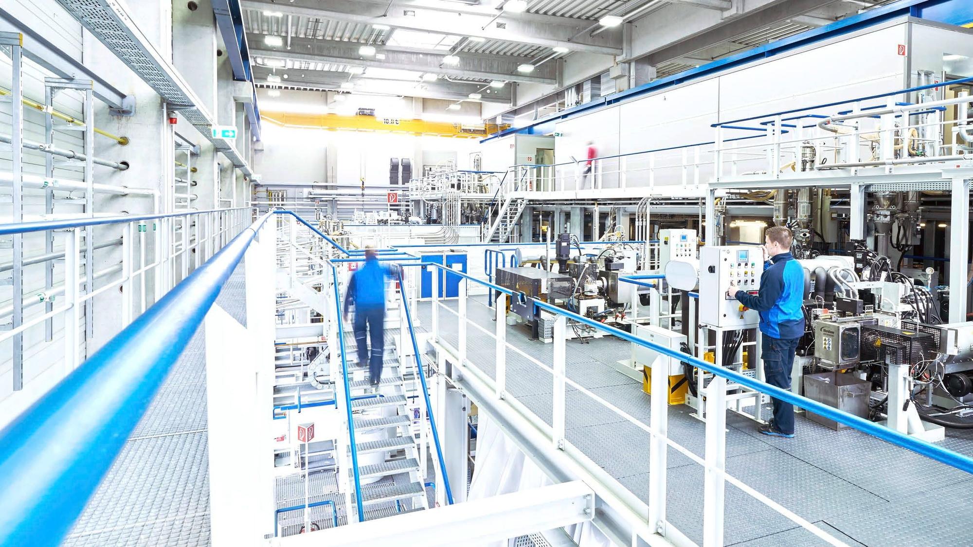 Der Blick in eine hochmoderne und eine sehr saubere Fabrikhalle mit Maschinen.