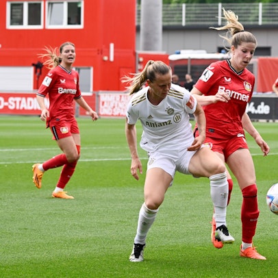 ARCHIV - 20.05.2023, Nordrhein-Westfalen, Leverkusen: Fußball, Frauen: Bundesliga, Bayer Leverkusen - Bayern München. Münchens Klara Bühl (l) kämpft gegen Leverkusens Lilla Turanyi. (zu dpa: «Vertrag verlängert: Leistungsträgerin bleibt bei Bayer 04») Foto: Roberto Pfeil/dpa +++ dpa-Bildfunk +++