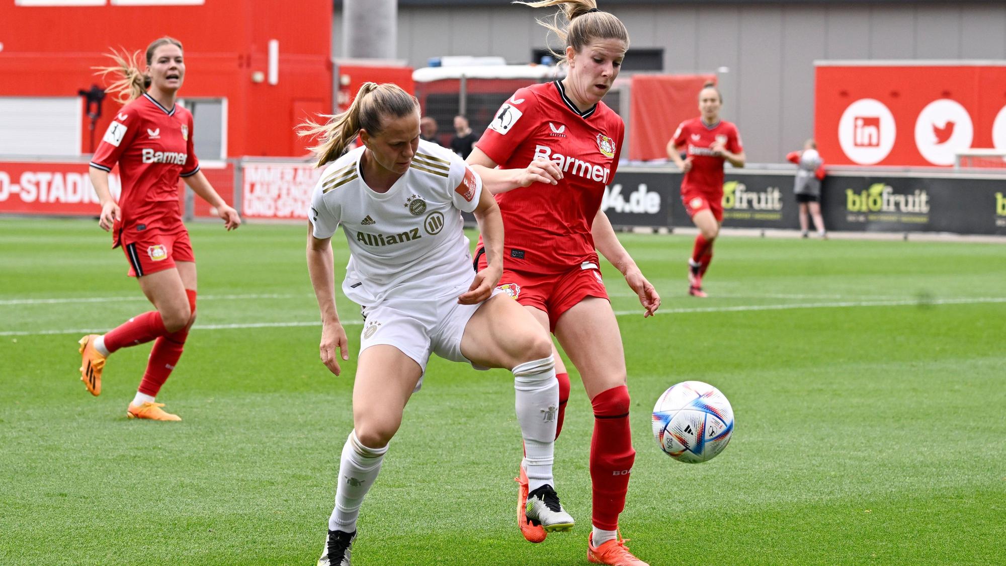 ARCHIV - 20.05.2023, Nordrhein-Westfalen, Leverkusen: Fußball, Frauen: Bundesliga, Bayer Leverkusen - Bayern München. Münchens Klara Bühl (l) kämpft gegen Leverkusens Lilla Turanyi. (zu dpa: «Vertrag verlängert: Leistungsträgerin bleibt bei Bayer 04») Foto: Roberto Pfeil/dpa +++ dpa-Bildfunk +++