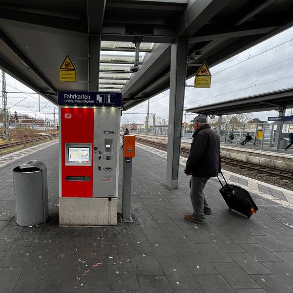 Ein Fahrkartenautomat am Opladener Bahnhof.